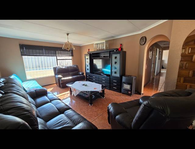 3 BEDROOM FREEHOLD FOR SALE IN MAYBERRY PARK